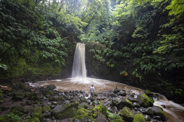 Hikers at the Salto do Prego waterfall