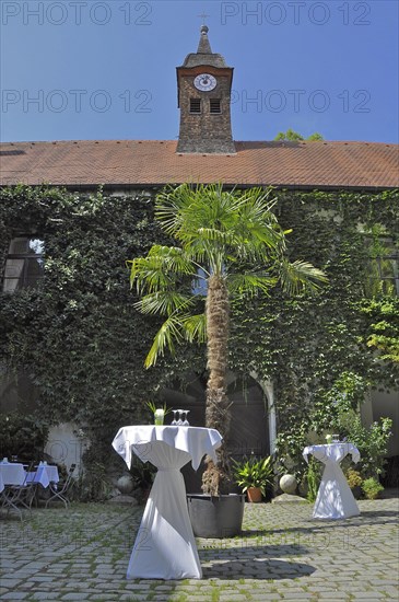 Bar tables in the courtyard of the wedding venue Schloss Ratzenhofen