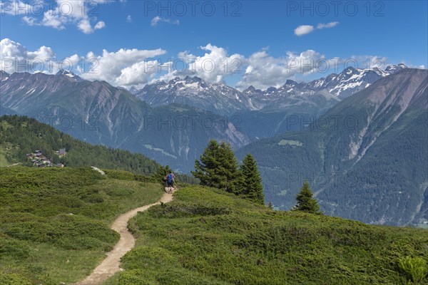 Landscape and hikers on the Panorama Trail