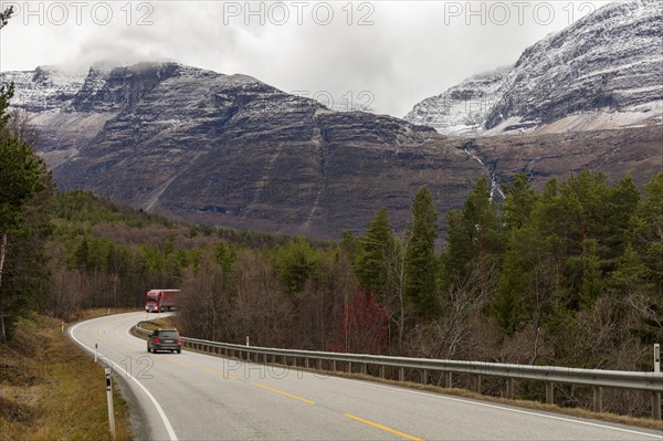 Road E6 in autumnal northern Norway near Oteren