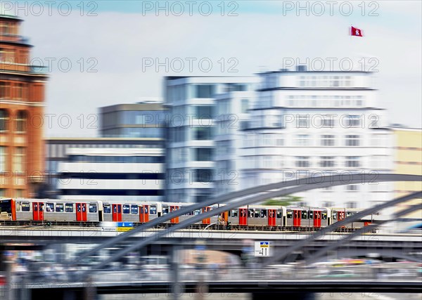 Image alienation of the elevated railway in the city centre