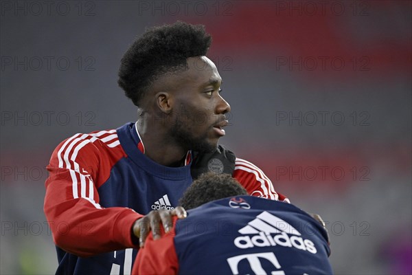 Warm-up training Alphonso Davies