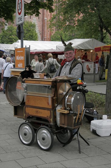 Man playing barrel organ at Auer Dult