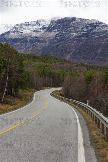 Road E6 in autumnal northern Norway near Oteren