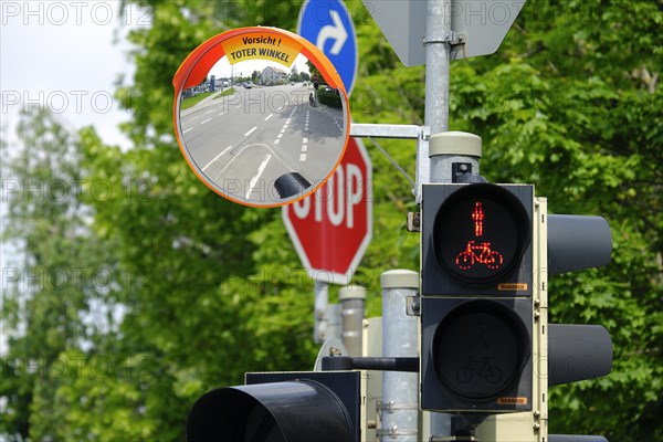 Traffic light with mirror against blind spot