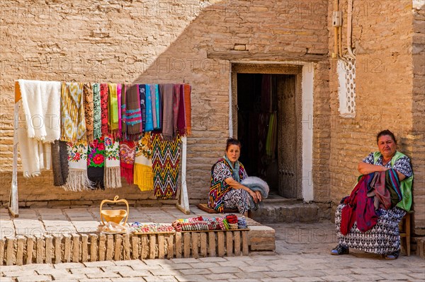 Mint yard with souvenir sellers