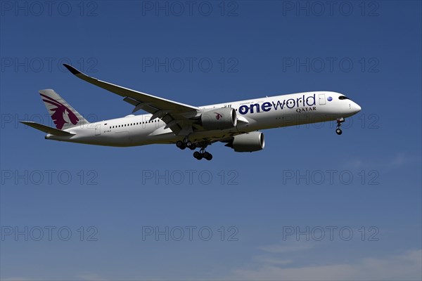 Aircraft Qatar Airways Airbus A350-900