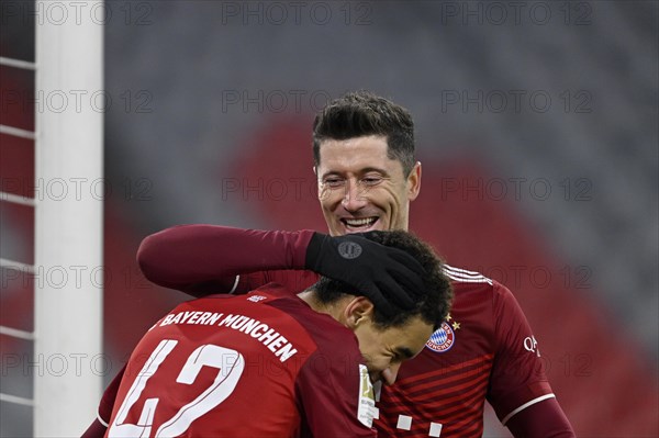 Goal celebration Robert Lewandowski FC Bayern Munich FCB 09 with Jamal Musiala FC Bayern Munich FCB 42