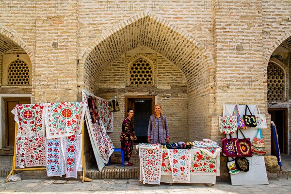 Souvenir sale at the Kukeldash Medrese