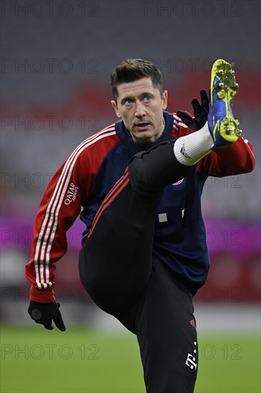 Warm-up Training Robert Lewandowski FC Bayern Munich FCB 09 Action