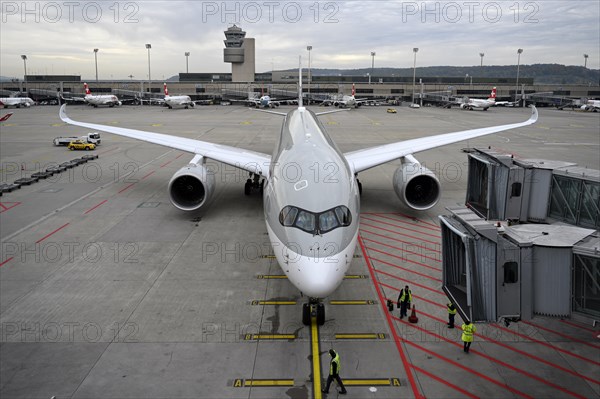 Passenger aircraft Qatar Airways Airbus A350-900