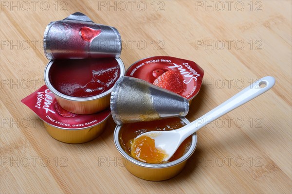 Jam in portion pack with spoon