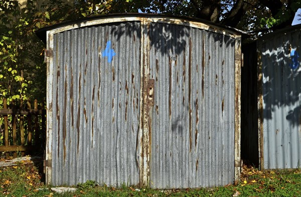 Garage with round roof made of corrugated iron