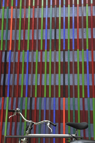 Bicycle standing in front of the facade of Museum Brandhorst