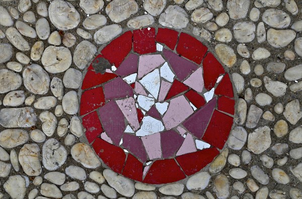 Flooring with pebbles and masaic