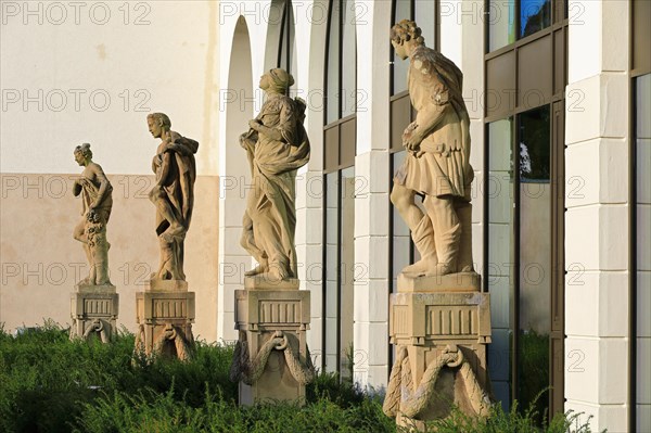 Figures in front of the New Castle Gammertingen