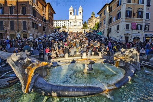 Large crowd of tourists without minimum distance without masks on Spanish Steps