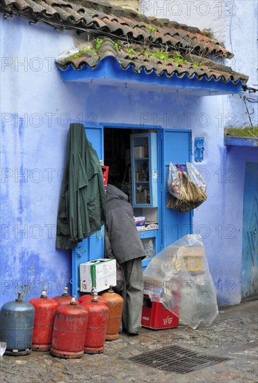 Shop with filling station for gas cylinders