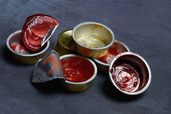 Various jams in portion packs