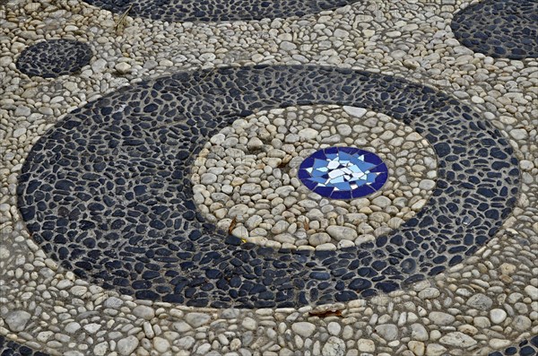 Floor pattern with pebbles and masaic