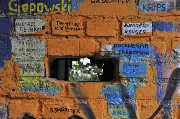 Colourfully painted letterbox with name at the Kolbhalle Artist Community