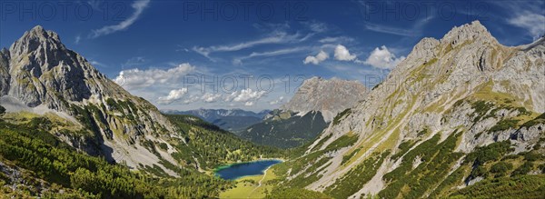 Mountain panorama with Seebensee and the peaks of the Sonnenspitze