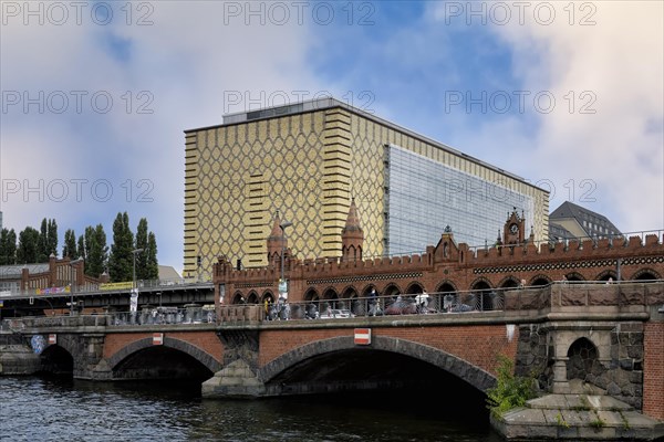Oberbaum bridge over the Spree river