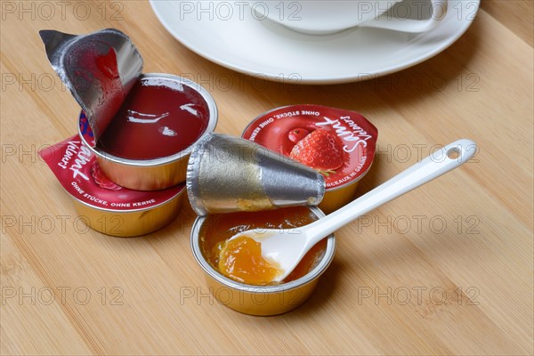 Jam in portion pack with spoon