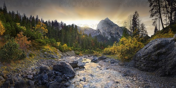 Plumsbach in the autumnal Engtal at sunset