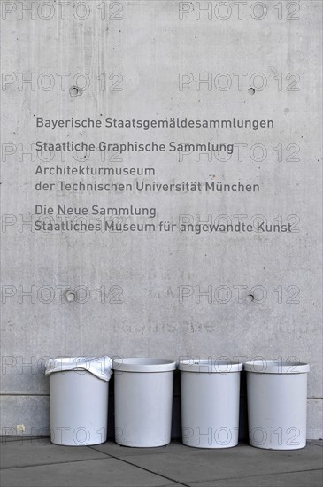 Grey dustbin in front of grey concrete wall with inscription Bayerische Staatsgemaeldesammlung