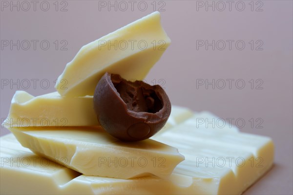 White chocolate pieces and milk chocolate praline
