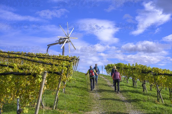 Hiking group walking towards Klapotetz