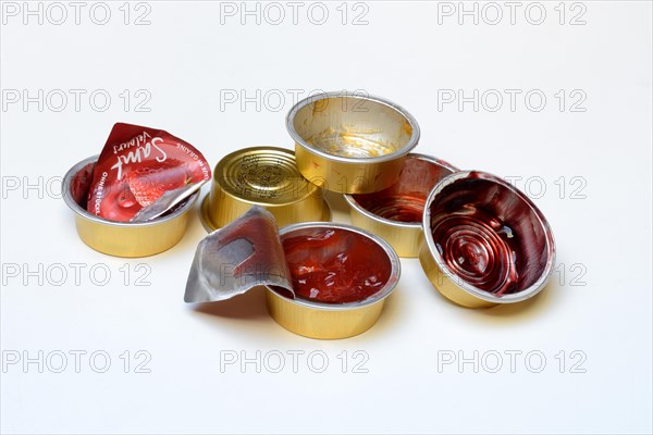 Various jams in portion packs