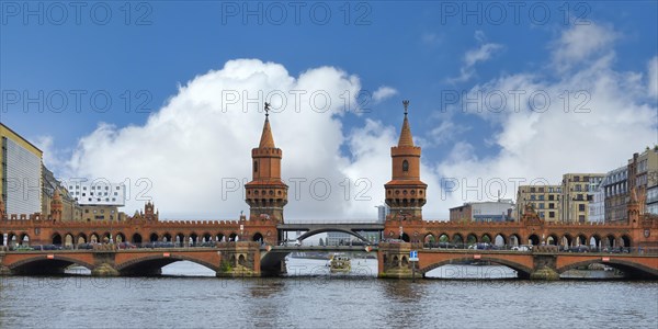 Oberbaum bridge over the Spree river