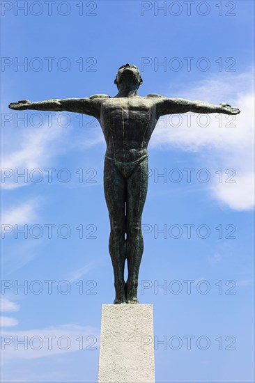 Bronze statue of the swimmers