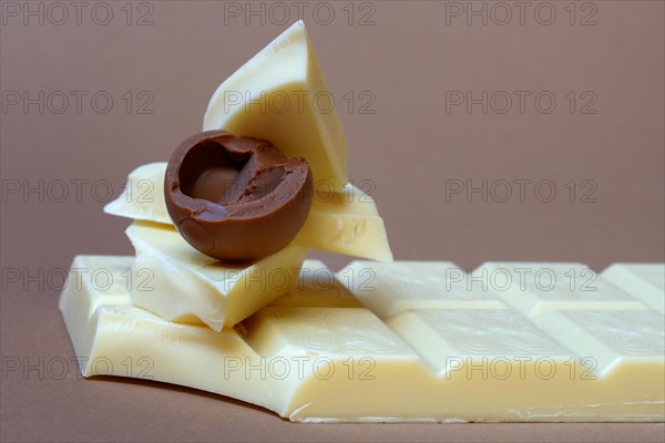 White chocolate pieces and milk chocolate praline
