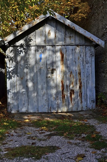 Garage with pointed roof made of corrugated sheet metal