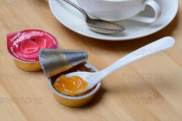 Jam in portion pack with spoon