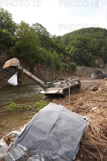 Bundeswehr armoured recovery vehicles in action in Schuld