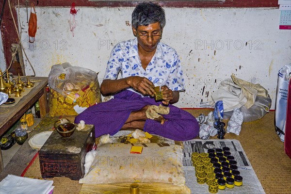 Lacquer manufactory with gold platelets