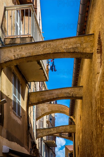 Rainwater is channelled into a cistern via buttresses at Saint-Marie-Majeure