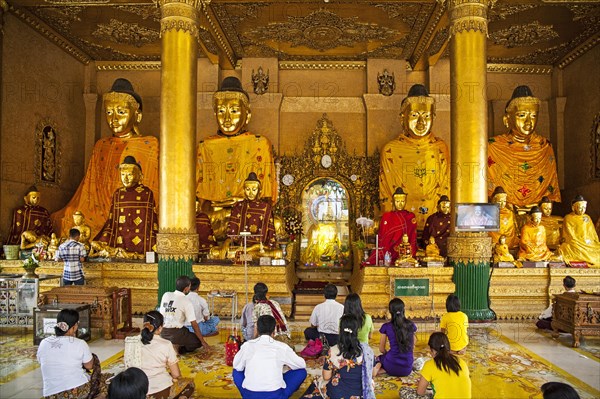 Glaebige in front of Buddha statues in shrine