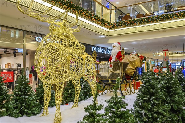 Christmas decorations and Father Christmas in a sleigh with reindeer in Forum Allgaeu