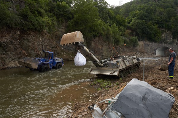 Bundeswehr armoured recovery vehicles in action in Schuld