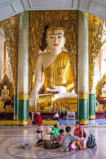 Glaebige in front of Buddha statue in shrine