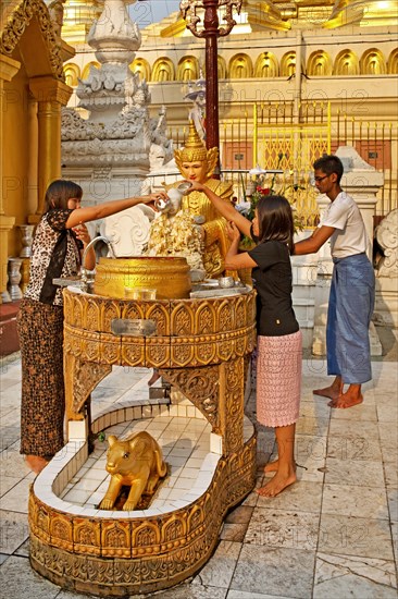 Believers at the ceremonial ablution of the Nats