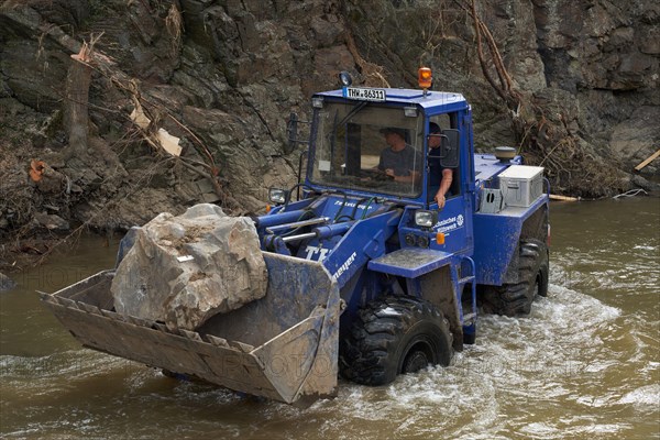 THW wheel loader in use in Schuld