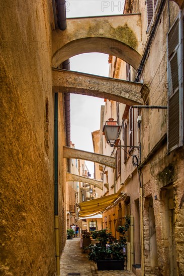 Rainwater is channelled into a cistern via buttresses at Saint-Marie-Majeure