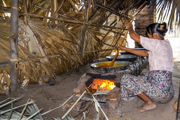 Cooking palm sugar sap