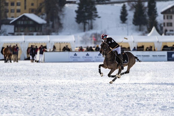 Alejandro Novilla Astrada rides across the field at full gallop